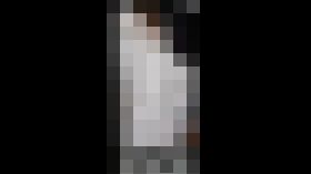 隠れてても十分に隠しきれないエロい体がはみ出しまくってる