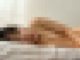 アイドルが足を広げて自慰行為