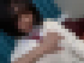 太陽の光を浴びて育った若く未成熟な女の子