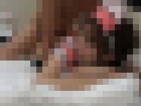 キュートで愛らしいメイドの女の子、ピンク色の愛液溢れるマンコに生中出し