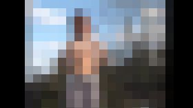 野外ではしたない姿を撮られてしまう美人外国人